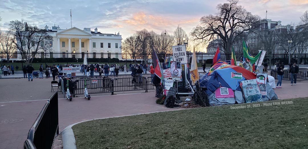 At the White House with tourists and protesters At the White House with tourists and protesters