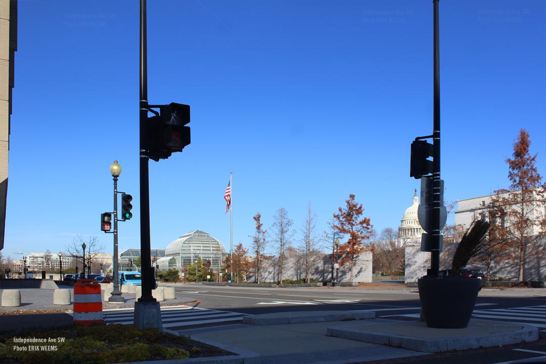 On Independence Avenue SW by the Botanical Gardens and Capitol Dome - click to enlarge On Independence Avenue SW