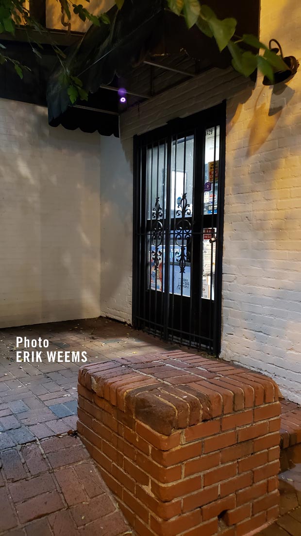 Side entrance Dixie Liquor